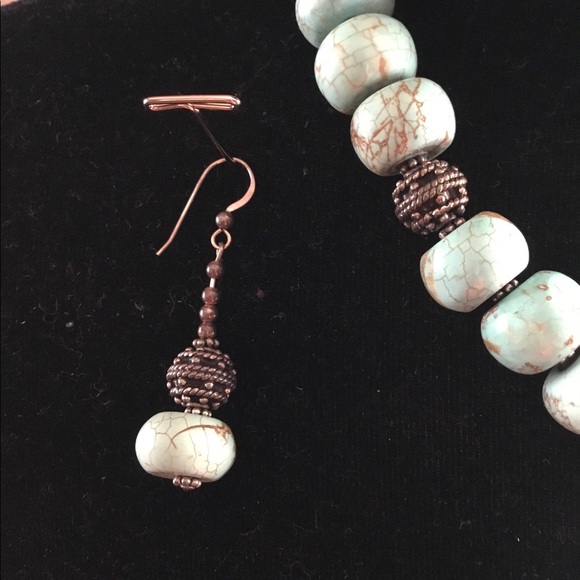 Turquoise beaded necklace with beaded earrings - Picture 5 of 6